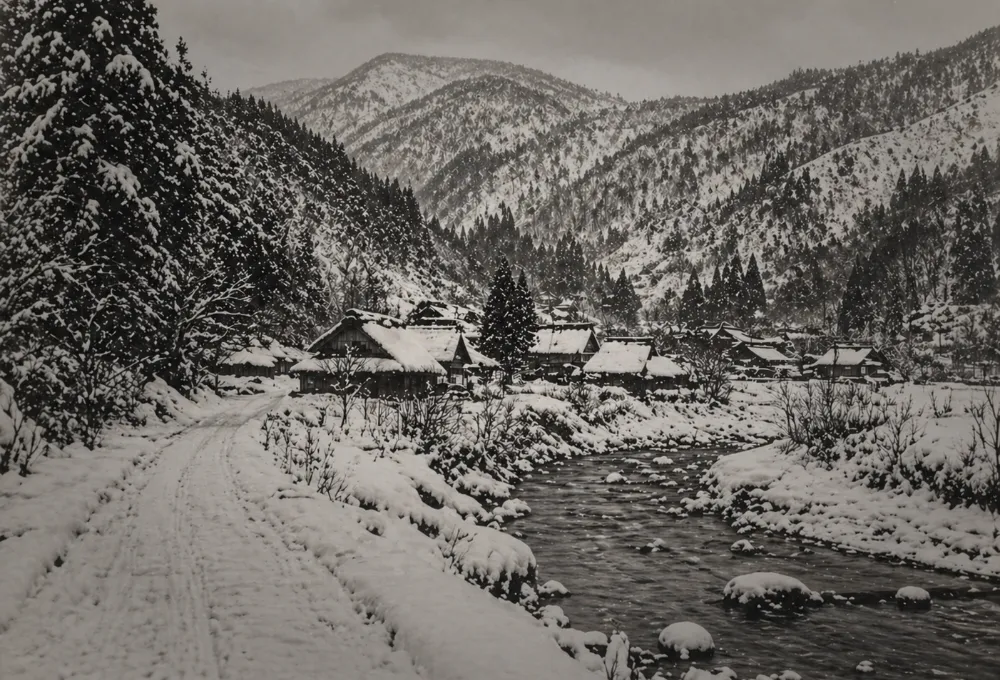 雪深い山村の風景
